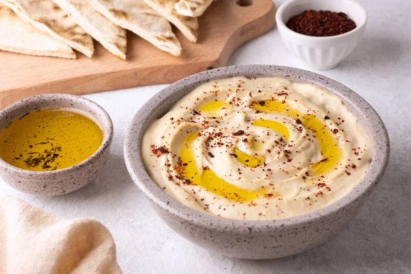 Chickpea Hummus Dibumbui Dengan Minyak Zaitun Dan Paprika Pada Latar — Stok Foto