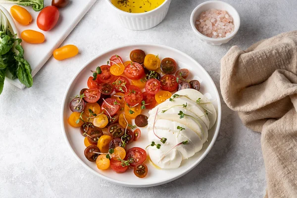 Bola Keju Mozzarella Dengan Irisan Tomat Ceri Piring Putih Dengan — Stok Foto