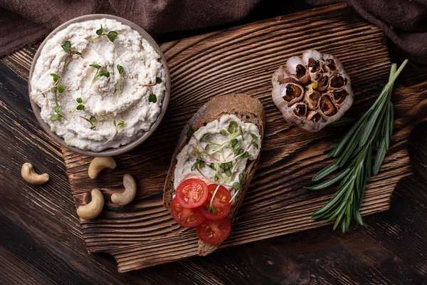 Potongan Roti Dengan Keju Mete Dan Tomat Dan Microgreens Mangkuk — Stok Foto