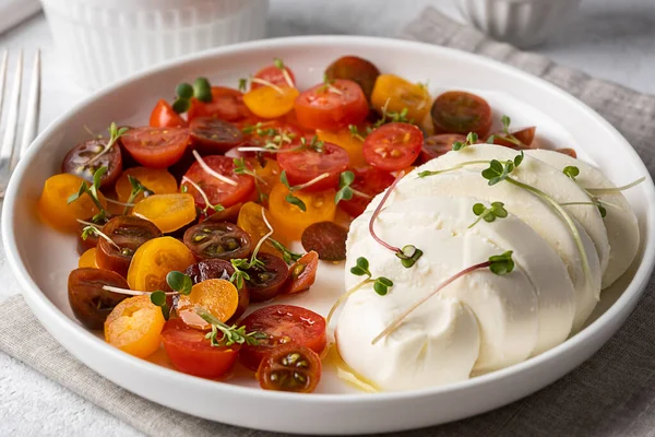 Pendekatan Keju Mozzarella Dengan Irisan Tomat Ceri Dibumbui Dengan Minyak Stok Foto