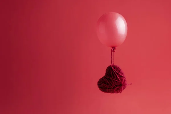 Heart Yarn Flying Balloon Red Background Valentine Day Greeting Card — Stok Foto