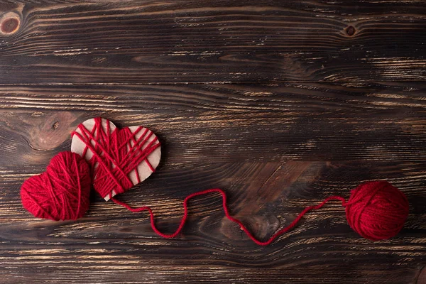 Red Heart Valentine Day Handmade Valentine Yarn Wooden Background — Zdjęcie stockowe