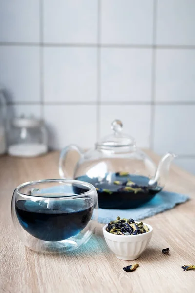 Teh Biru Herbal Meja Dapur Gelas Dan Teko Teh Dengan — Stok Foto