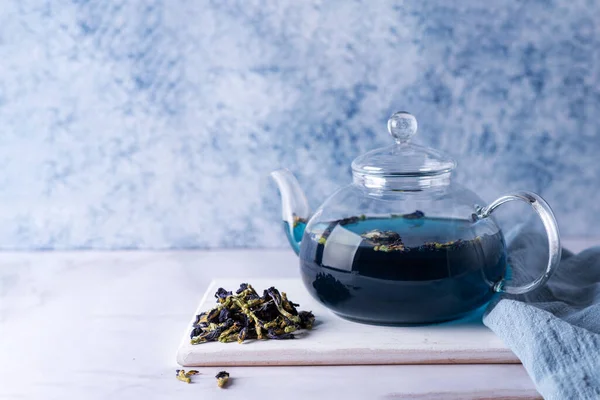 Υγιεινό Φυτικό Ποτό Γυάλινη Τσαγιέρα Μπλε Τσάι Ξηρό Λουλούδι Πεταλούδα — Φωτογραφία Αρχείου