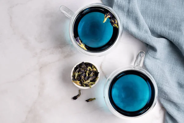 Zwei Glas Tassen Mit Anchan Blue Tea Von Schmetterling Erbsenblume lizenzfreie Stockfotos