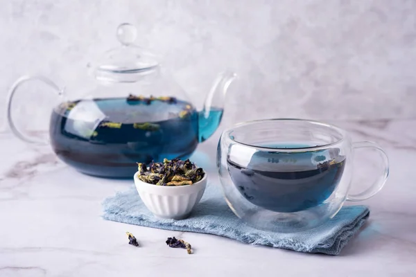 Anchan Aus Trockener Schmetterlingserbsenblume Auf Weißem Hintergrund Blauer Tee Glasschale lizenzfreie Stockbilder