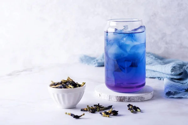 Eisschmetterling Erbsenblütentee Und Trockene Clitoria Ternatea Blütenblätter Auf Weißem Hintergrund Stockfoto