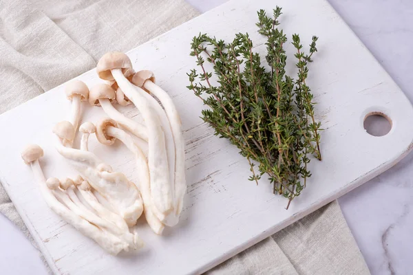 Shimeji Putih Jamur Mentah Dimakan Dengan Thyme Segar Papan Potong — Stok Foto