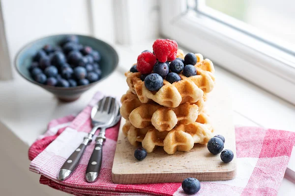 Homemade Waffles Fresh Raspberries Blueberries Sweet Dessert Berries Breakfast — Stock Photo, Image