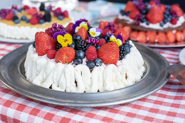Hausgemachter Kuchen Mit Schlagsahne Erdbeeren Blaubeeren Und Essbaren Blumen Beeren — Stockfoto