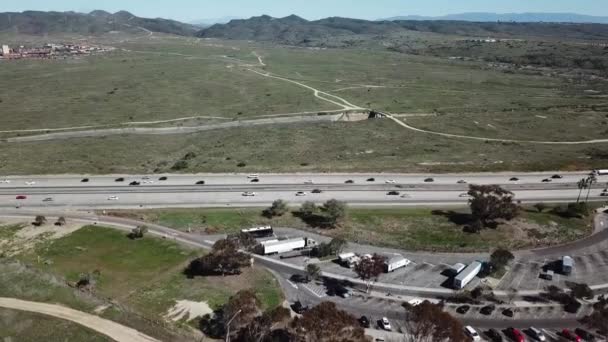 Descendinh Aerial Shot Resting Area Interstate Highway — Vídeos de Stock