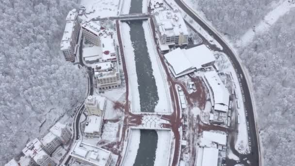 Aerial top widok zima miasto ośrodek narciarski w otoczeniu alpejskiej scenerii górskiej — Wideo stockowe