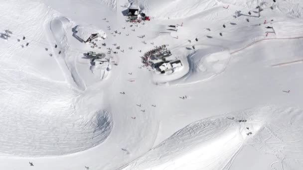 Flygfoto mountain ski resort turistiska centrum ridning människor på linbana — Stockvideo