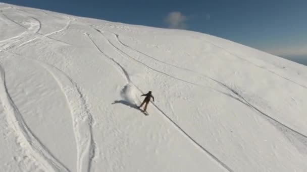 Luftbild Freeride Snowboardfahrer Neuschnee Hang Bergsport FPV Drohne — Stockvideo