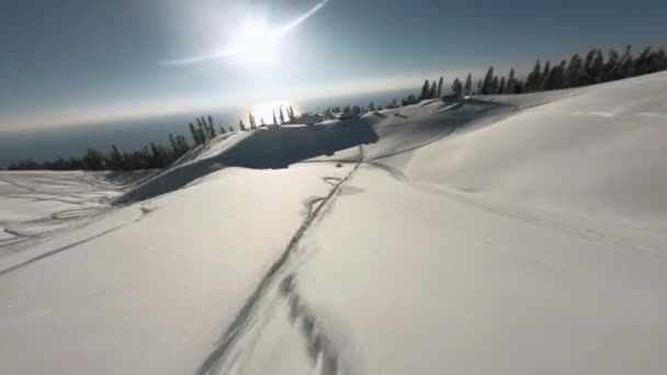 Letecký pohled člověk extrémní jízda na sněžném skútru obklopen zasněženým svahu hory — Stock video
