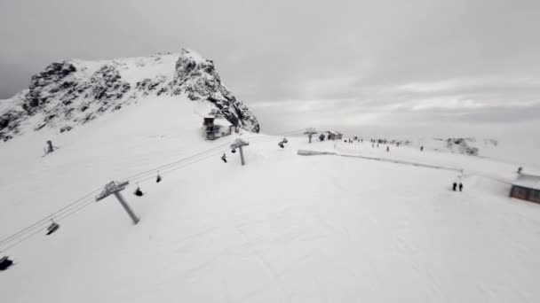 Vue aérienne sports FPV drone station de ski vol naturel texturé mont plongée falaise — Video