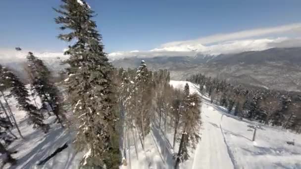 スキーリゾートチェアリフトで木の上に空中飛行スポーツFPVドローン — ストック動画
