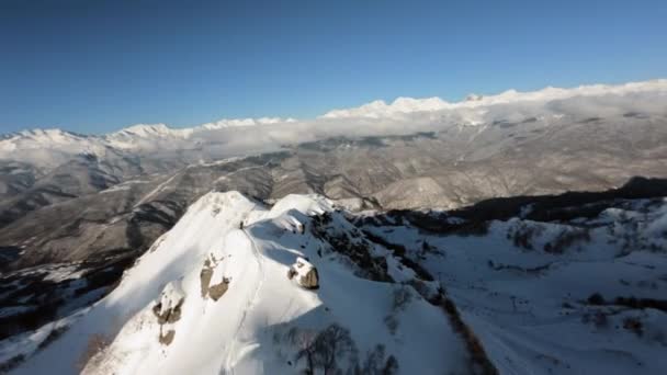 Boven shot sport FPV drone twee sporter freeriders kiezen afdaling lijn staande op bergkam — Stockvideo