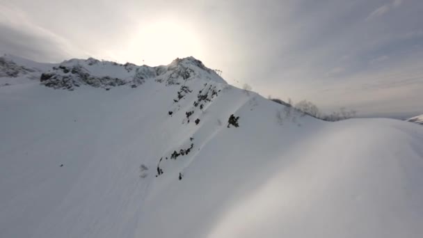 위 사진 스포츠 FPV 드론 비행 텍스트 산등성이 가까이 검은 피라 밋놀라운 일몰 — 비디오