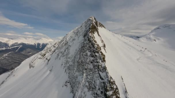 Siyah Piramit Dağı 'nın tepesine yükselen FPV İHA' sı yüksek hızla uçurumdan aşağı dalıyor. — Stok video