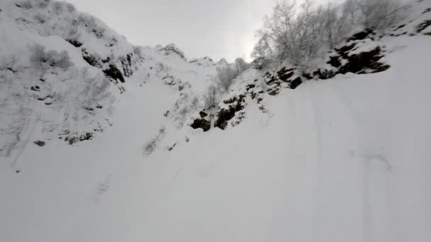 上記のショットスポーツFPVドローンは、ローザKhutorチェアリフトスキーセンターの風景のピークにクワイアを登る — ストック動画