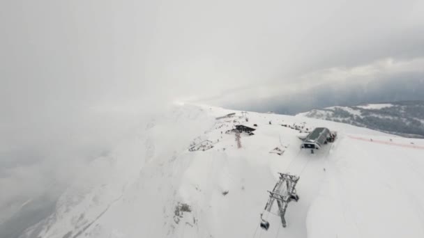 Luchtfoto sport FPV drone snelheid vlucht duik naar beneden couloir FWT op Rosa Khutor skigebied piek — Stockvideo
