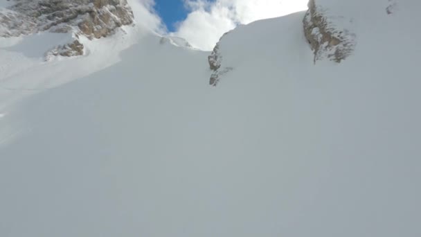 Flygfoto sport FPV drönare runt på klippan naturligt fäste topp episk vinter — Stockvideo