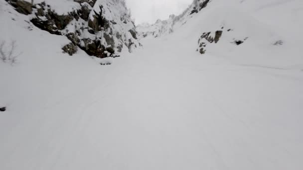 위 사진 스포츠 FPV 드론을 타고 쿠빌라이를 오르다 안개에 싸인 최고 의자 리프트 스키 — 비디오