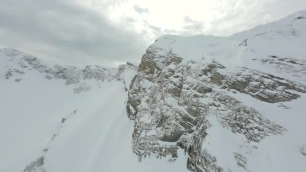 Vue aérienne sports FPV drone vitesse plongée de falaise pic vers le bas nuage — Video