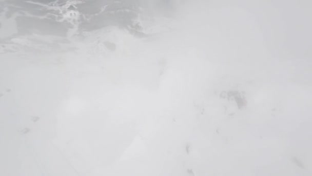 霧の雲の上にスポーツFPVドローンスピード飛行ダイブクルーズスキーリゾートのピーク — ストック動画