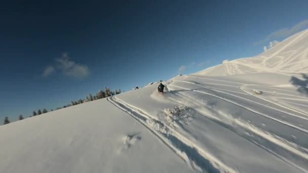 乘坐滑雪运动FPV无人驾驶飞机上山的空中观看员 — 图库视频影像