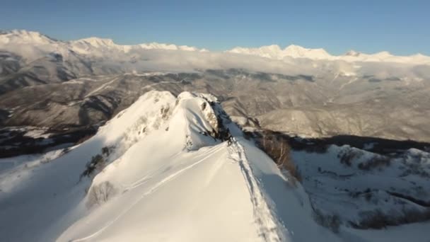 FPV drönare extrem snowboardåkare freeride på snowboard hoppa 360 droppe på snö — Stockvideo