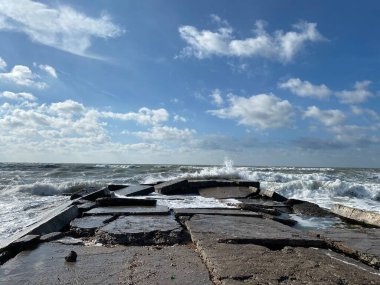 Mavi gökyüzüne karşı güneşli bir günde denizin güzel dalgaları. Dalgalar.