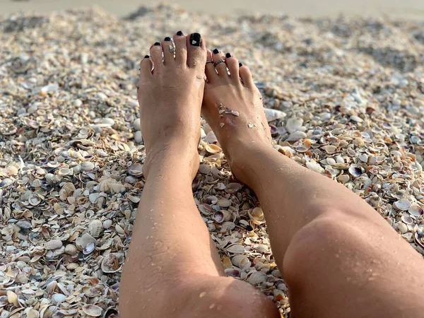 Weibliche Füße Auf Dem Hintergrund Des Blauen Meeres — Stockfoto