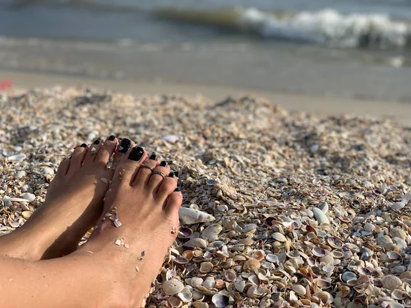 青い海の背景に女性の足 — ストック写真