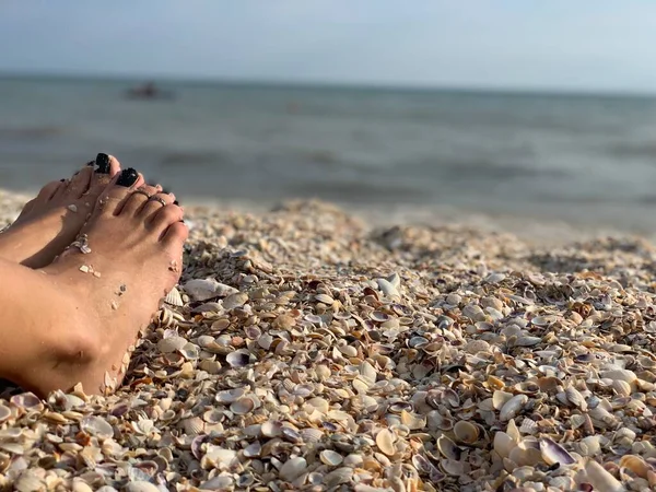 Pieds Féminins Sur Fond Mer Bleue — Photo