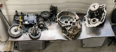 DSG otomatik şanzıman masada söküldü. Atölye.