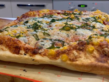 Salamlı, mısırlı ve çiğ turta. Yakın çekim yiyecekler..