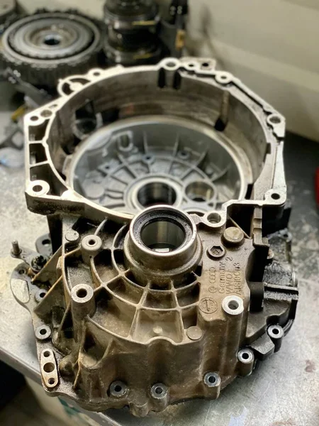 Audi arabasından 6 vitesli DSG şanzımanı söküldü.