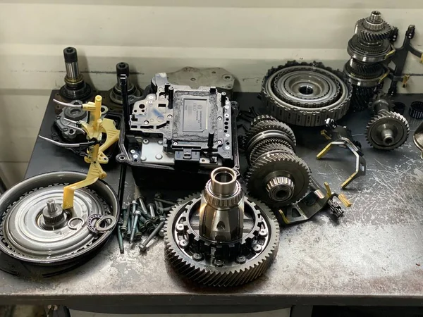 DSG otomatik şanzıman masada söküldü. Atölye.