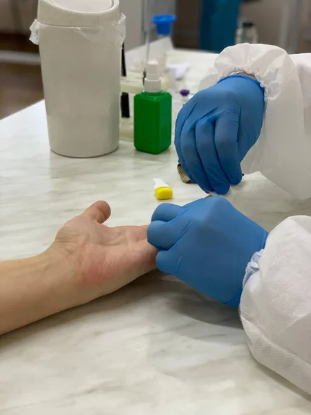 Gant Médecin Prend Test Sanguin Avec Lancette Patient Clinique — Photo