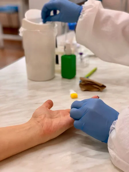 Médico Enluvado Faz Exame Sangue Com Lanceta Paciente Clínica — Fotografia de Stock