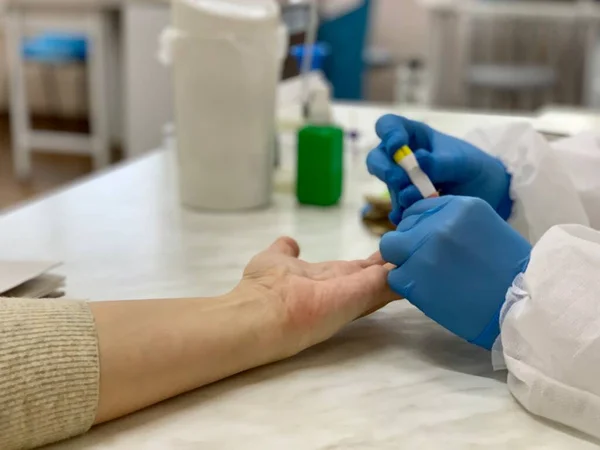 Gant Médecin Prend Test Sanguin Avec Lancette Patient Clinique — Photo