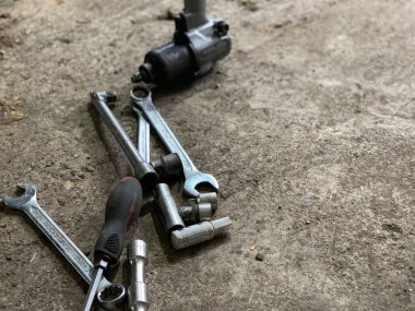 Araba servisinde çalışmak için profesyonel aletler. Tool Set Craftsman, mekanik araçlar. Otomatik mekanik için anahtar.