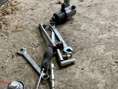 Araba servisinde çalışmak için profesyonel aletler. Tool Set Craftsman, mekanik araçlar. Otomatik mekanik için anahtar.