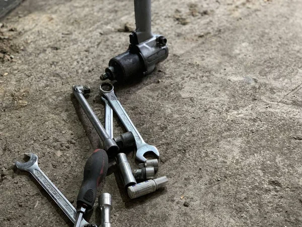 Araba servisinde çalışmak için profesyonel aletler. Tool Set Craftsman, mekanik araçlar. Otomatik mekanik için anahtar.