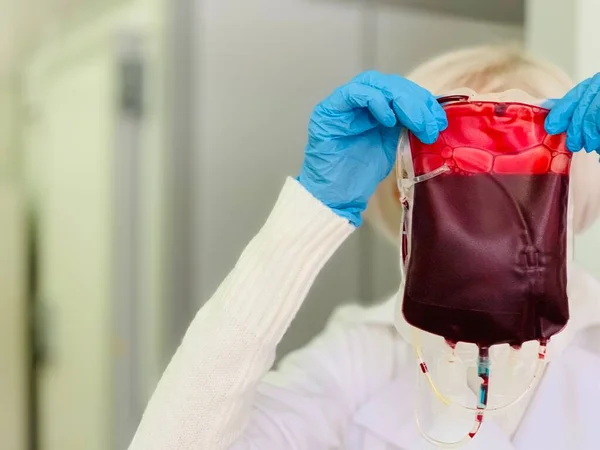 Arzt Handschuhen Mit Blutkonserven Auf Grauem Hintergrund Draufsicht Mit Platz — Stockfoto