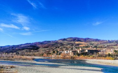 Emilia Romagna 'daki güzel Travo şehri köprüden görüldü.