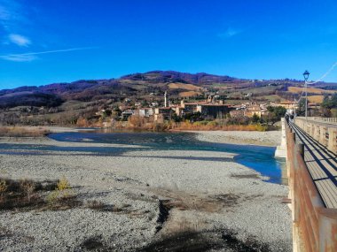Emilia Romagna 'daki güzel Travo şehri köprüden görüldü.