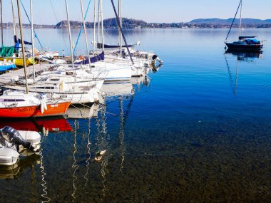 26 Şubat 2022-Lesa-İtalya Piedmont 'taki Maggore Gölü kıyısındaki güzel Lesa şehri.